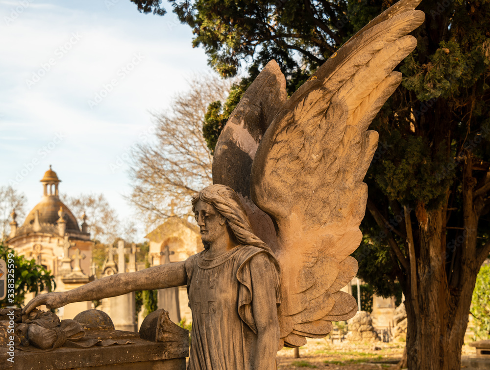 Großer Engel mit riesigen Flügeln auf einem Friedhof in Spanien