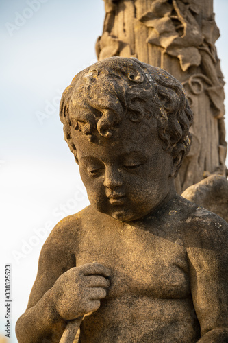 kleiner Engel hält eine Flöte auf einem Friedhof in Spanien