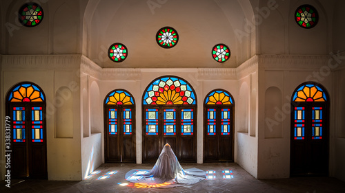 Bild auf Leinwand Unidentified Iranian woman in chador hijab praying inside Tabatabaei Natanzi Kha
