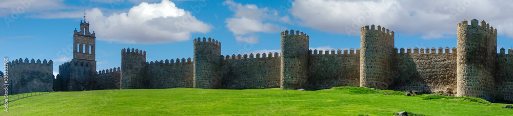 paseo por la hermosa muralla medieval de Ávila, España