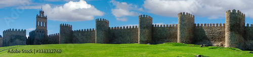 paseo por la hermosa muralla medieval de Ávila, España