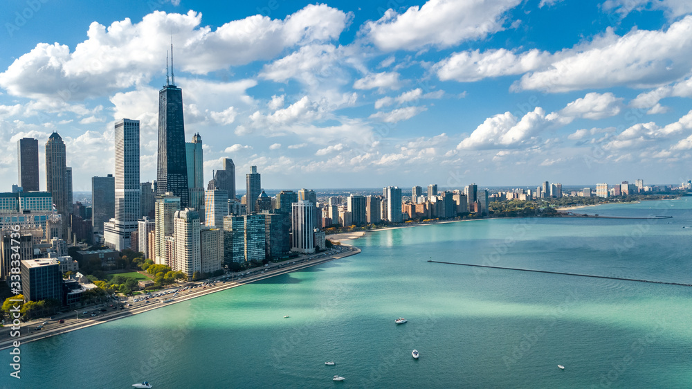 Fototapeta premium Chicago skyline widok z lotu ptaka drone z góry, drapacze chmur w centrum Chicago i pejzaż miejski jeziora Michigan, Illinois, USA