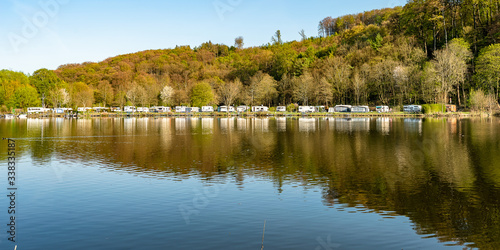 Panorama Spiegelung Campingplatz in Essen Kettwig in der Ruhr im Frühling