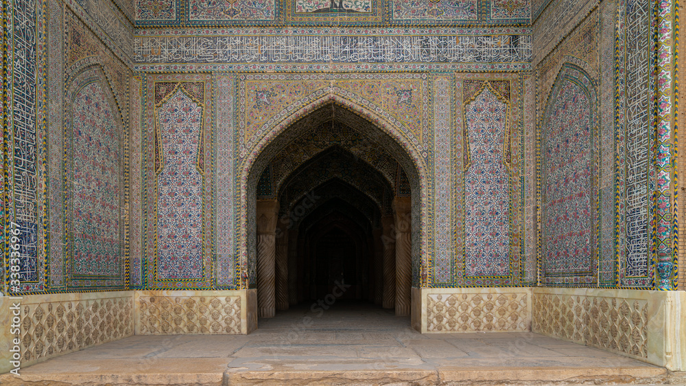 Obraz premium Shiraz, Iran - May 2019: The entrance of prayer hall in Vakil Mosque, Shabestan. Vakil means regent, title of Karim Khan, founder of Zand Dynasty.
