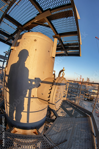 Site for servicing the upper part of a hydrocracking column at an oil refinery photo