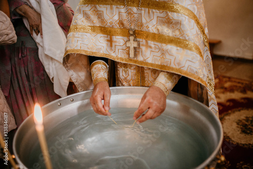 Foto orthodox christening in church