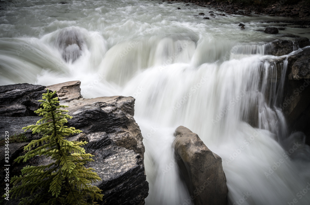 Obraz premium Powerful waterfall over rocks in Canada