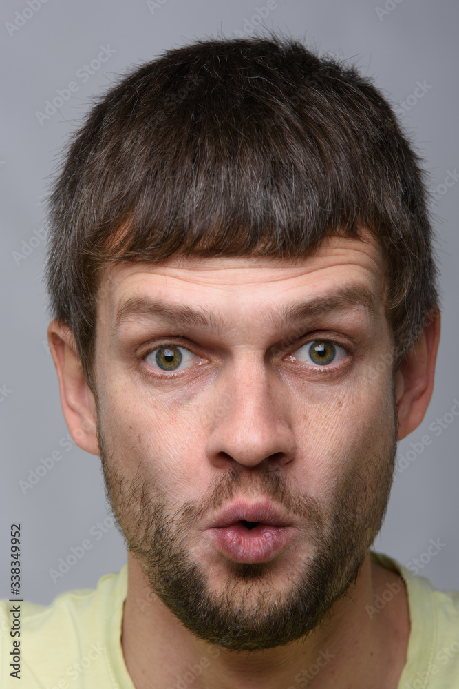Obraz premium Close-up portrait of a very startled man of European appearance