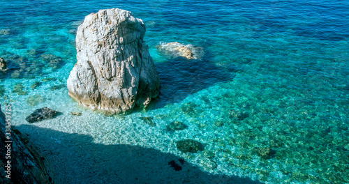 Scoglio bianco sul mare turchese della spiaggia Sansone all'Isola d'Elba photo