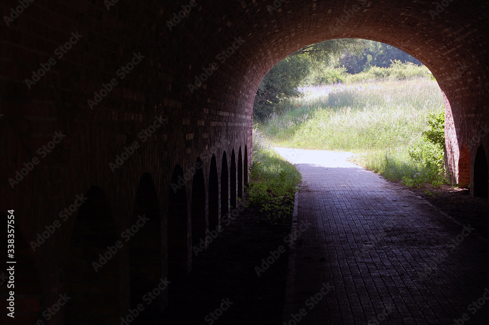 Obraz premium wyjście z tunelu