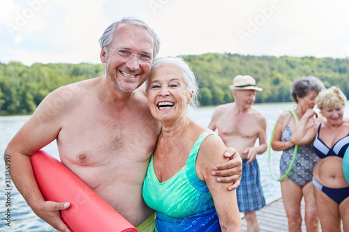 Vitales glückliches Senioren Paar im Urlaub
