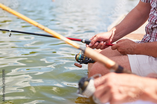 Angler angeln zusammen am See im Sommer