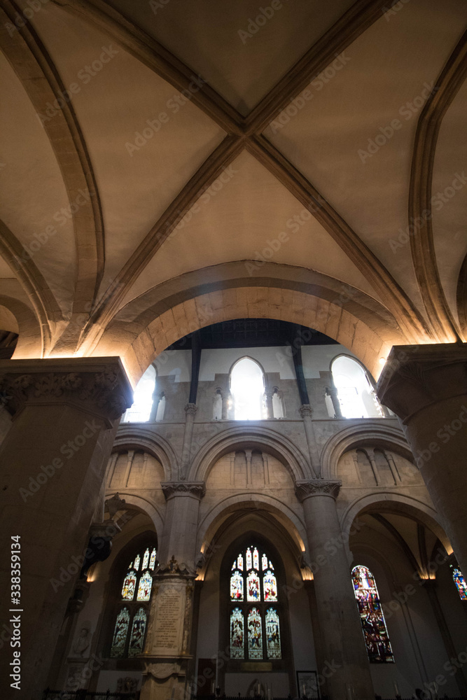 Interior de Iglesia iluminada