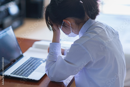 体調不良 発症 ショック 過労 テレワーク リモートワーク ノートパソコン 勤務 日本人 ビジネス