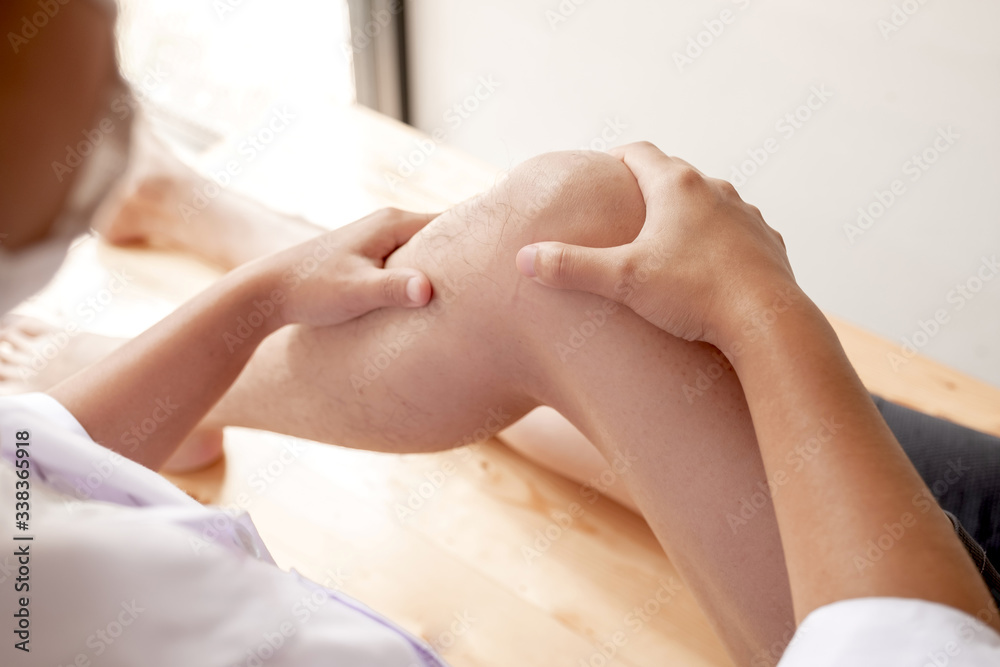 Male patients consulted physiotherapists with knee pain problems for examination and treatment. Rehabilitation physiotherapy concept Male patients consulted physiotherapists with knee pain problems for examination and treatment. Rehabilitation physiotherapy concept