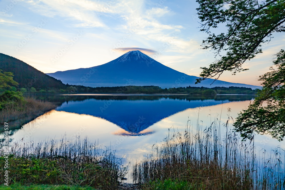 富士山と笠雲、静岡県富士宮市田貫湖にて