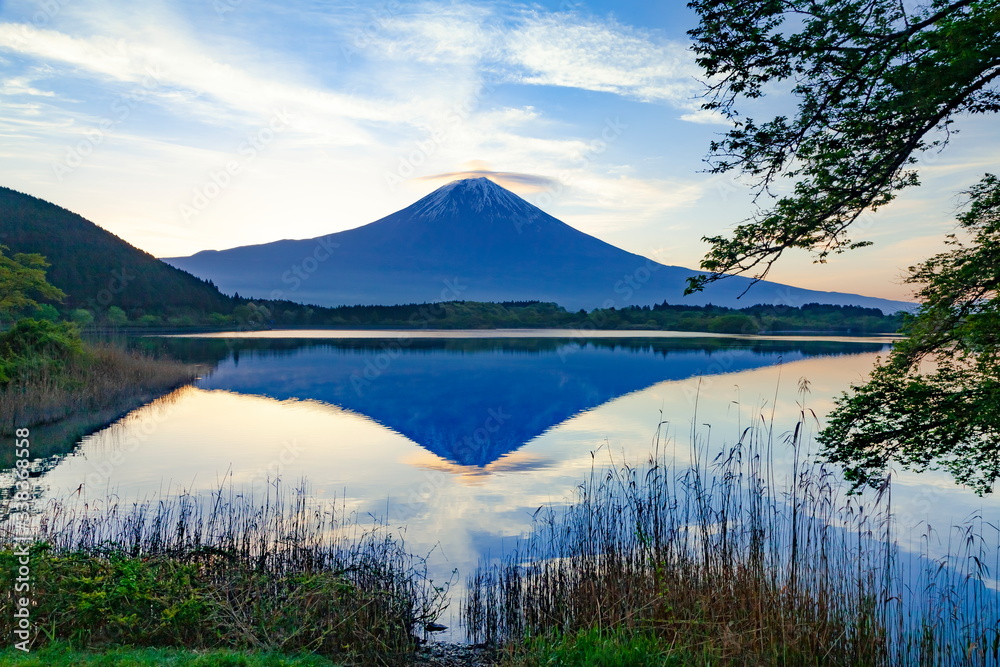 富士山と笠雲、静岡県富士宮市田貫湖にて