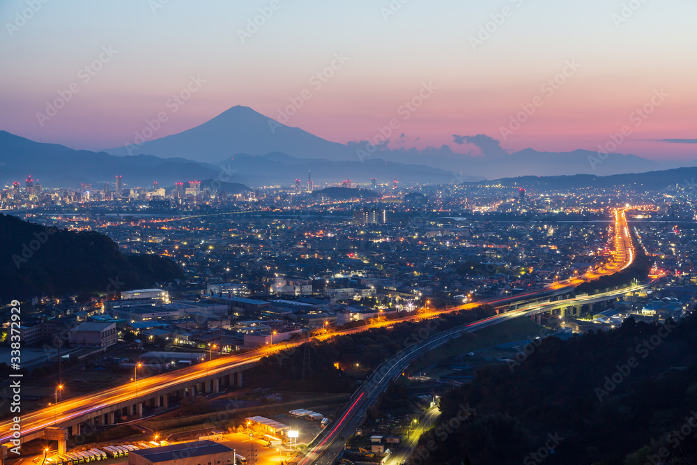 Fototapeta premium 静岡市から夜明けの町並みと朝焼け富士山