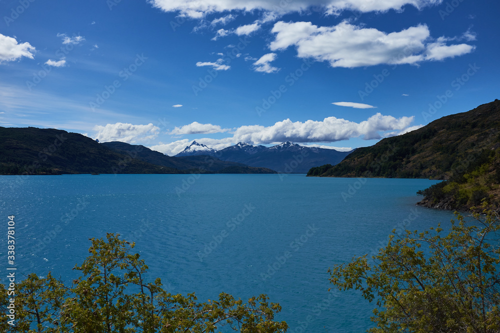 Lago en Loncopué, Neuquén, Argentina en un día de verano con cielo parcialmente nublado