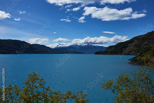 Lago en Loncopué, Neuquén, Argentina en un día de verano con cielo parcialmente nublado © Martin