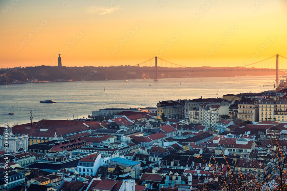 Φωτογραφία View from the top of the panorama of the city of Lisbon Tejo River and the Bridge on April 25 at sunset