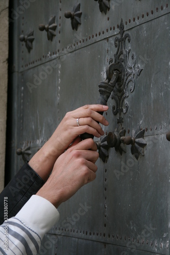 manos llamando a la puerta