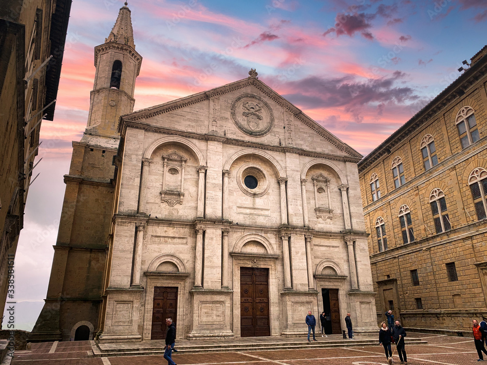 Φωτογραφία The cathedral of Santa Maria Assunta is the main place of worship in Pienza
