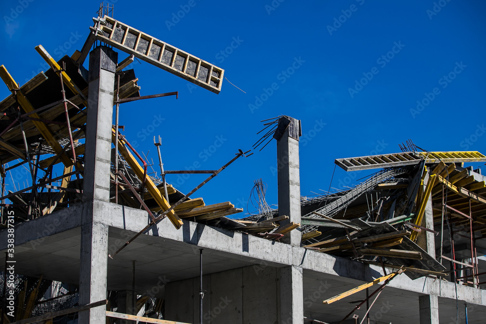 Emergency at the construction site - the collapse of the slab with monolithic casting. Errors in the calculation and violations at work. Emergency at the construction site - the collapse of the slab with monolithic casting. Errors in the calculation and violations at work.
