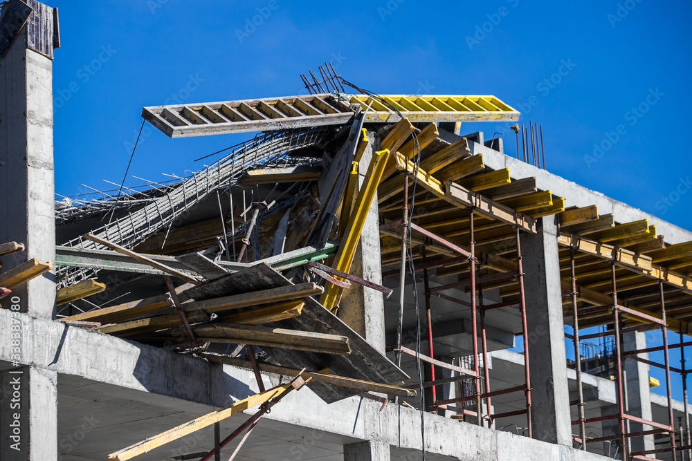 Emergency at the construction site - the collapse of the slab with monolithic casting. Errors in the calculation and violations at work. Emergency at the construction site - the collapse of the slab with monolithic casting. Errors in the calculation and violations at work.