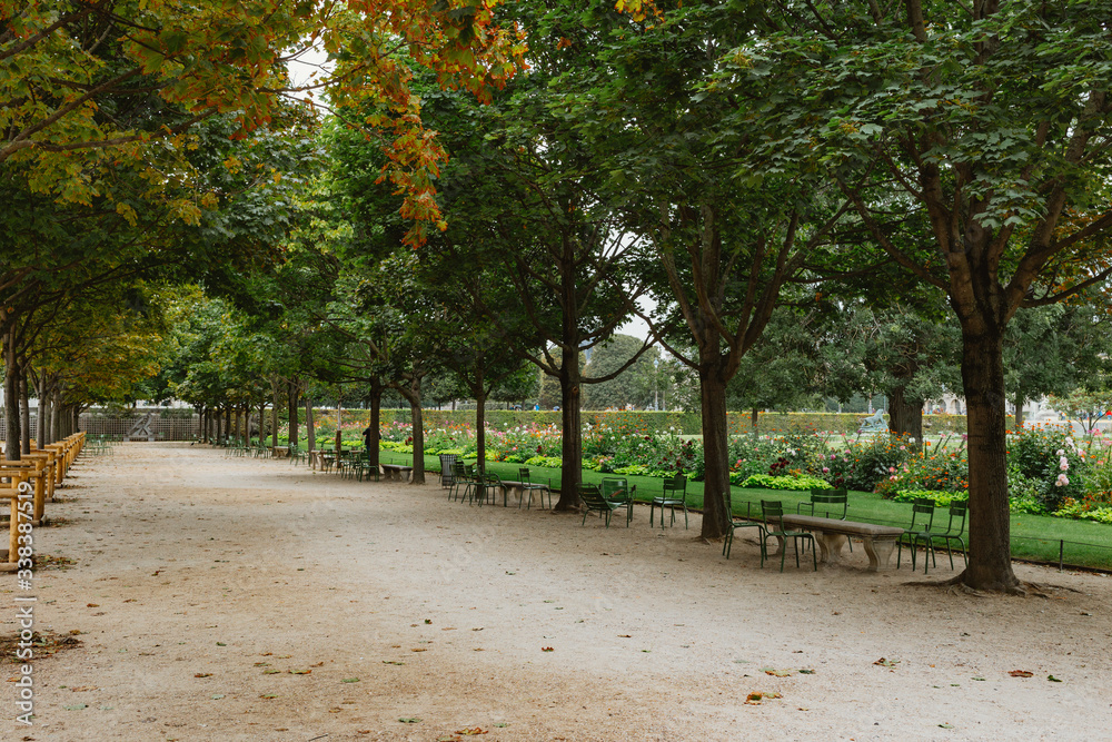 Φωτογραφία Typical Paris parks with no tourists and citizens staying at home in self-isolation