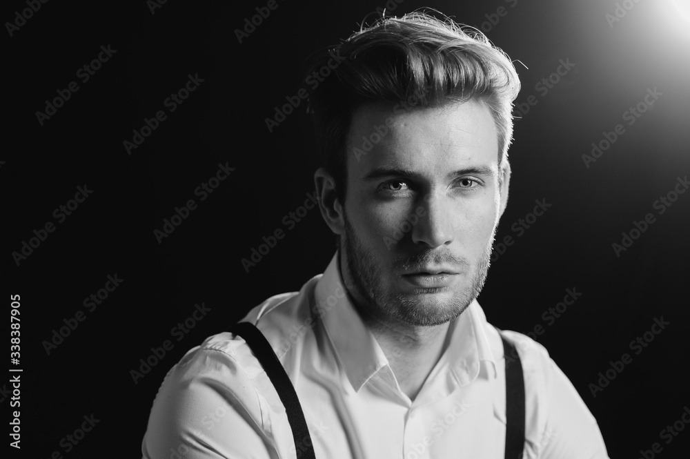 Foto Portrait eines jungen Mannes im Studio