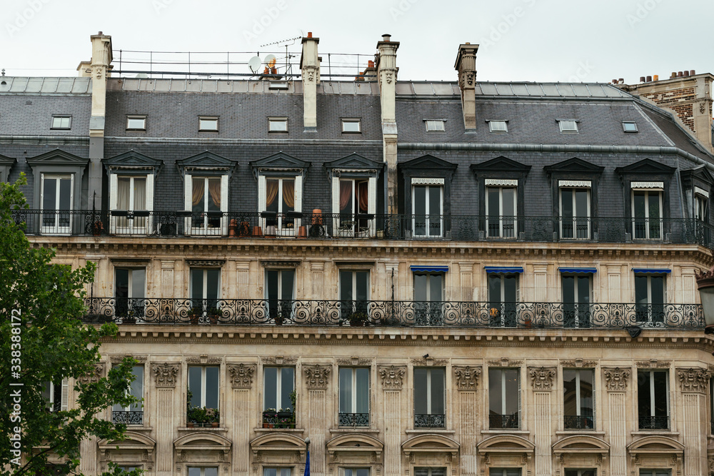 Φωτογραφία Typical old Paris architecture, facades of residential buildings with roofs, chimneys and mansards, expensive real estate concept