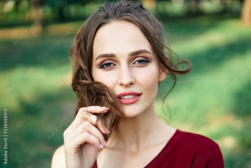Φωτογραφία Portrait of young beautiful woman outdoors on green summer nature background