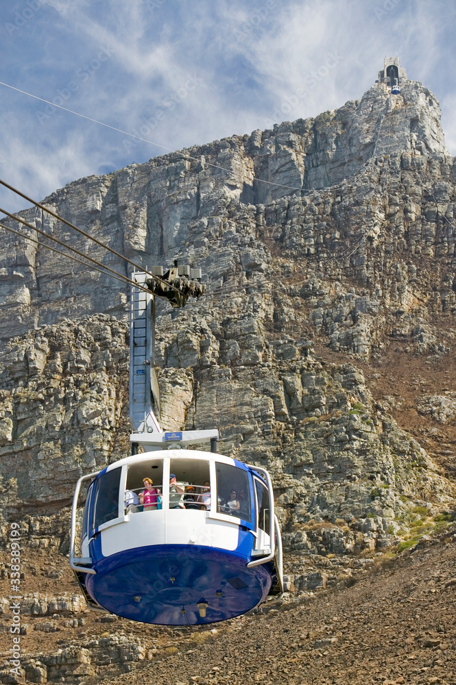 Φωτογραφία Cable Car takes tourists to the top of Table Mountain, Cape Town, South Africa