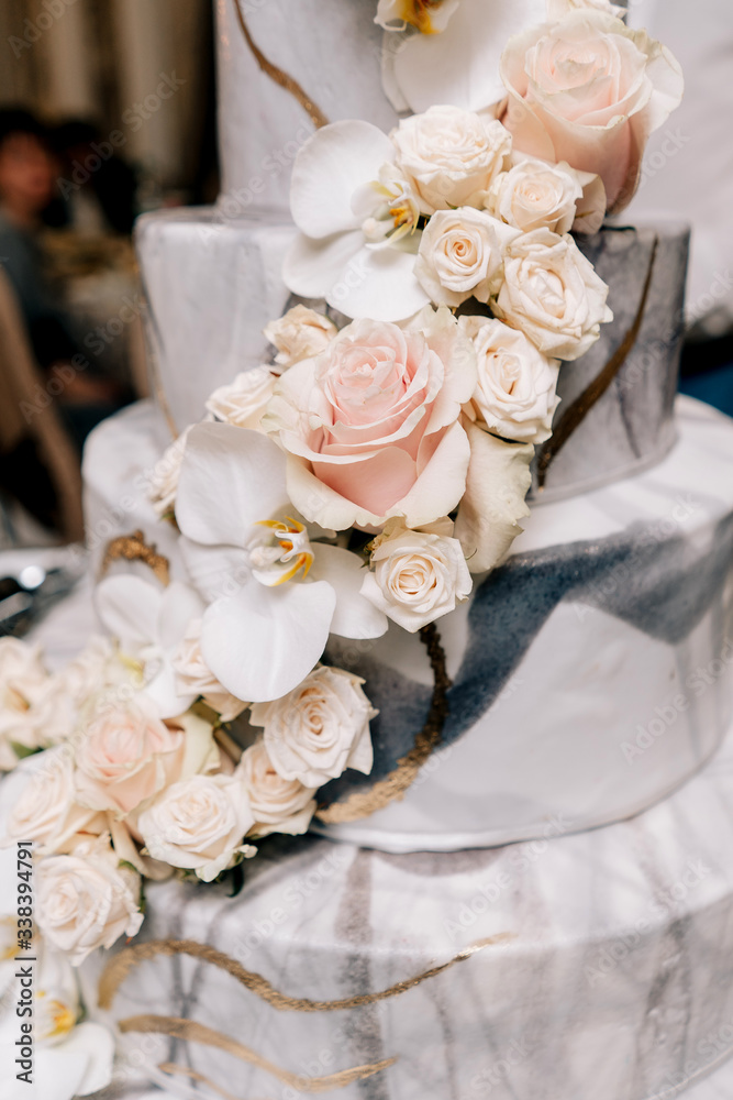 large wedding cake many tiers of floors white marble cream with flowers roses and stand on white wedding decor large wedding cake many tiers of floors white marble cream with flowers roses and stand on white wedding decor