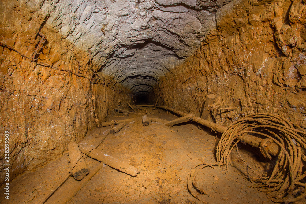 Obraz premium Underground abandoned bauxite ore mine tunnel