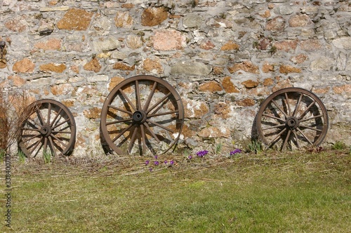 Wagenrad mit Mauer photo