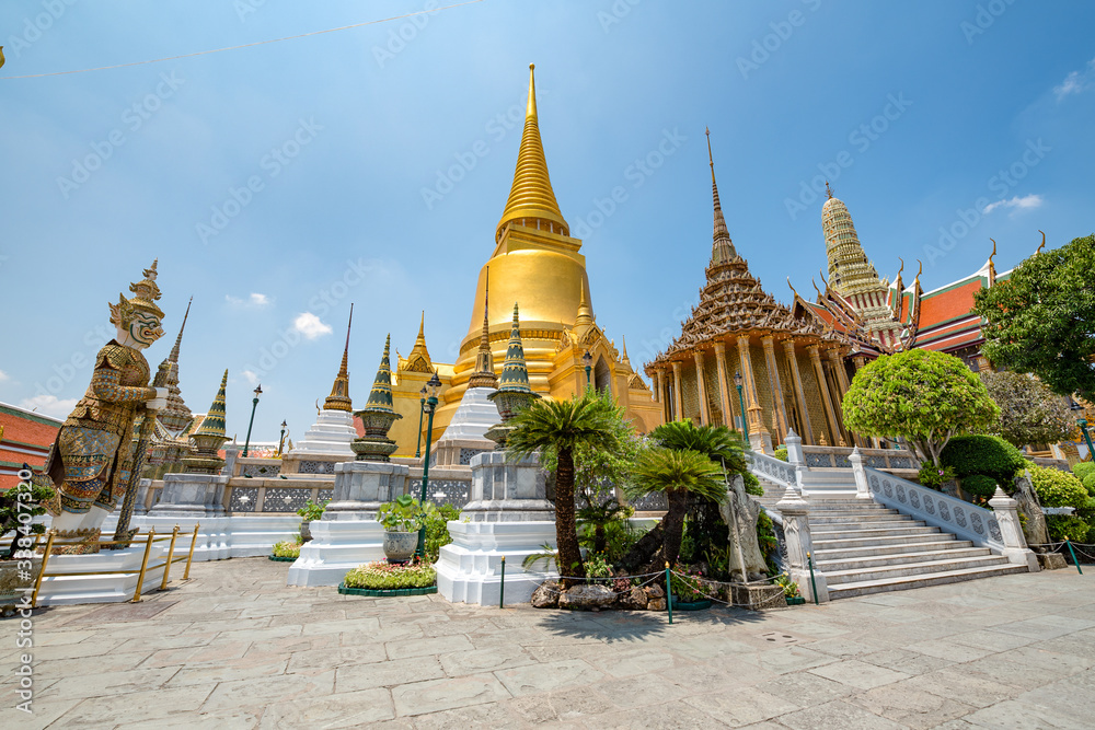 Fototapeta premium Świątynia Szmaragdowego Buddy (Wat Phra Kaew) Znajduje się na terenie Wielkiego Pałacu Zewnętrzny dziedziniec East Sanam Luang Phra Borom Maha Ratchawang Subdistrict, Phra Nakhon District, Bangkok, Tajlandia