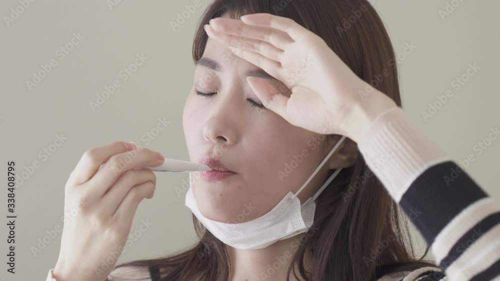 女性　風邪　体温計