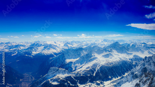 Vue des Alpes et du ciel inondé de lumière