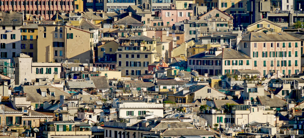 Veduta panoramica dei tetti delle case del centro storico della città di Genova. 