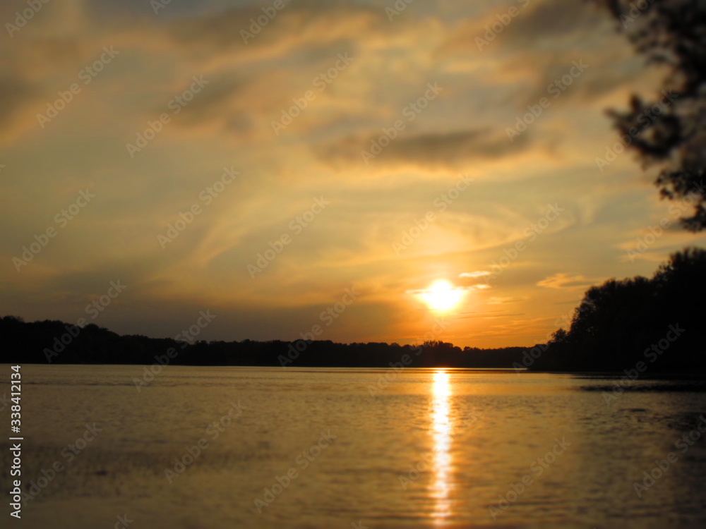 Letni zachód słońca nad jeziorem Rusałka. 