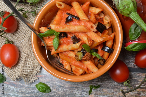 pasta alla siciliana al forno con melanzane sugo basilico e formaggio mozzarella cibo italiano photo