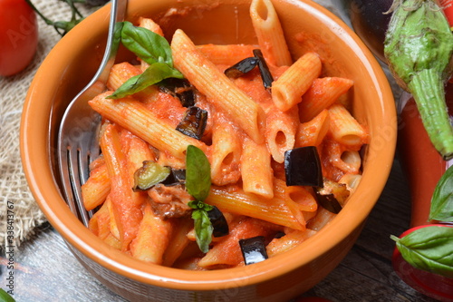 pasta alla siciliana al forno con melanzane sugo basilico e formaggio mozzarella cibo italiano photo