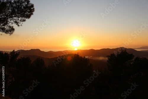 Panorama sur la méditerranée au couché de soleil.