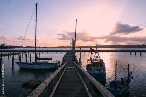 Marina mit Fischerboot und Yacht am Steg 