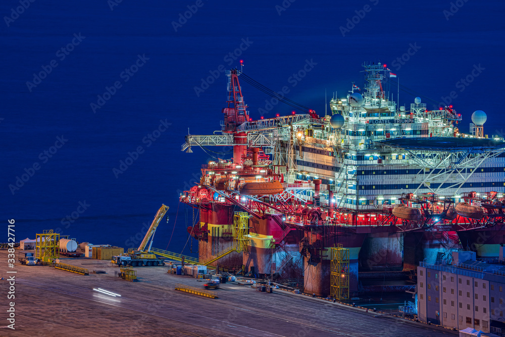 Floatel - Offshore accommodation vessel at Singapore port foto de Stock ...
