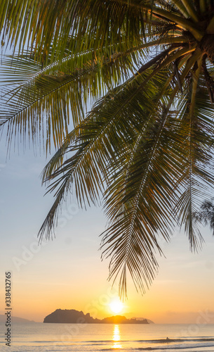 Morning sea view With coconut trees in the foreground, feeling warm.