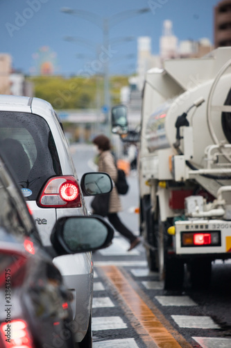 道路で信号待ちの車の列