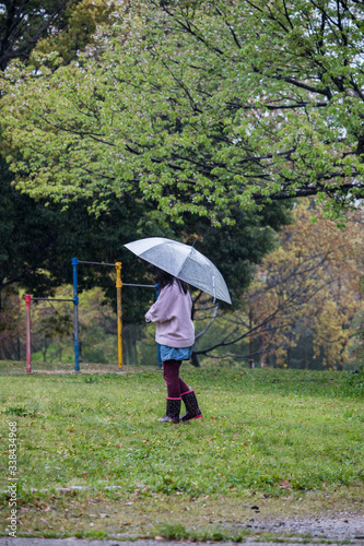 雨の日に公園で散歩している子供